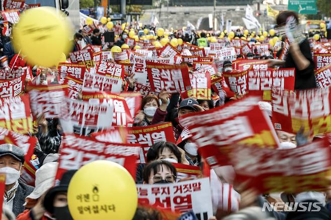 [서울=뉴시스] 정병혁 기자 = 22일 서울 중구 태평로에서 열린 촛불행동 김건희 특검 윤석열 퇴진 11차 전국집중 촛불대행진에서 참가자들이 피켓을 들고 구호를 외치고 있다. 2022.10.22. jhope@newsis.com