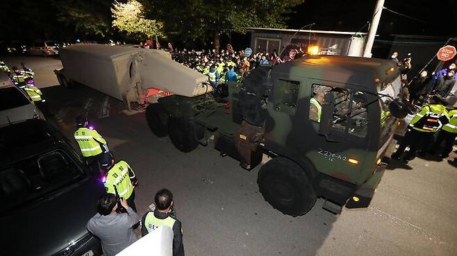 군용장비 들어가는 성주 사드기지, 지난 7일 (사진=연합뉴스)