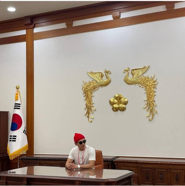 가수 비가 지난 6월 2일 자신의 SNS를 통해 "6월 17일 청와대에서 대중가수 최초로 단독 공연을 진행한다"고 밝혔다. 문화재청의 ‘청와대 관람 규정’이 제정되기 전에 공개된 사진이다. /사진출처=비 인스타그램