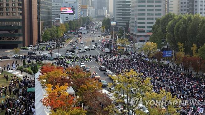 같은 공간 다른 목소리 (서울=연합뉴스) 한종찬 기자 = 22일 오후 서울 시청역 일대가 대규모 집회로 일부 구간 교통 정체를 빚고 있다. 이날 세종대로에서는 '자유통일 주사파 척결 국민대회'가 열렸고, 시청역 앞에서는 '전국집중 촛불 집회'가 열렸다. 2022.10.22 saba@yna.co.kr