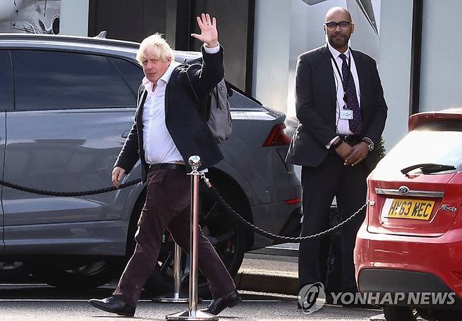 손 흔드는 보리스 존슨 전 영국 총리 (런던 로이터=연합뉴스) 보리스 존슨 전 영국 총리가 22일(현지시간) 영국 런던 인근 개트윅 공항에 도착해 손을 흔들고 있다. 2022.10.22 photo@yna.co.kr [재판매 및 DB 금지]
