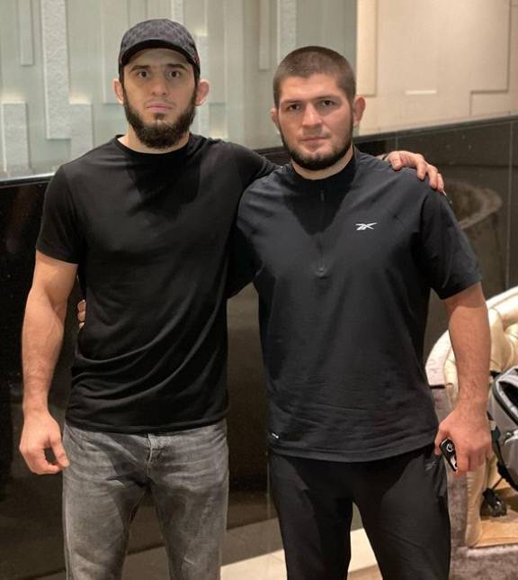 라이트급 랭킹 4위 이슬람 마카체프(왼쪽)와 레전드 하빕 누르마고메도프. 출처 | 이슬람 마카체프 채널