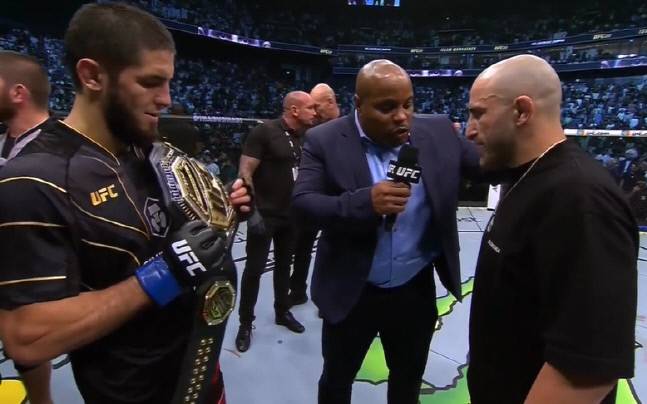 알렉산더 볼카노프스키(오른쪽)가 케이지 위에 깜짝 등장해 인터뷰를 하고 있다. 출처 | UFC 채널