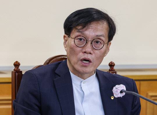 이창용 한국은행 총재가 23일 오후 서울 중구 은행회관에서 열린 비상 거시경제 금융회의를 마친 뒤 가진 기자회견에서 취재진 질문에 답하고 있다. 연합뉴스
