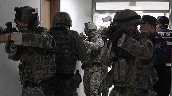 제37보병사단 중원여단 기동중대와 경찰중앙학교 교관단의 대터레 합동 훈련에서 군경 연합팀이 전술대형을 이뤄 '아세아 대학 기숙사' 안을 수색하고 있다. 영상캡처