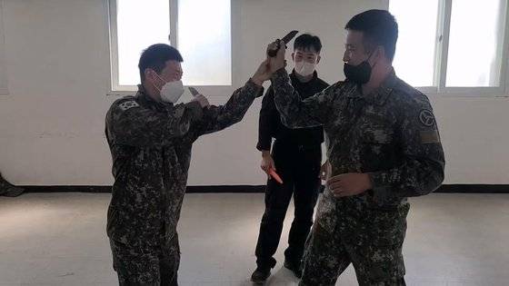 경찰중앙학교 교관단이 제37보병사단 중원여단 기동중대에게 단검술을 가르치고 있다. 근접전투에서 필요한 단검술과 체포술은 경찰이 노하우가 더 풍부하다. 기동중대
