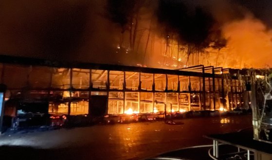 23일 0시 25분쯤 경남 거제시 고현동 포로수용소 유적공원 내 모노레일 승하차장에서 화재가 발생했다. 사진 거제소방서