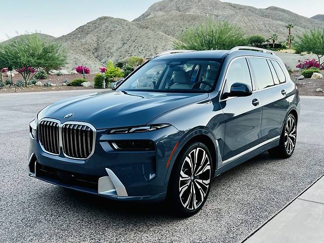 ‘BMW 뉴 X7’을 미국 캘리포니아주 팜스프링스 리츠 칼튼 호텔에서 미리 경험했다. 도심 주행과 오프로드를 아우르는 BMW의 주행 감성은 그대로다. 여기에 실용성을 높인 실내 구성과 첨단사양이 돋보였다. [정찬수 기자]