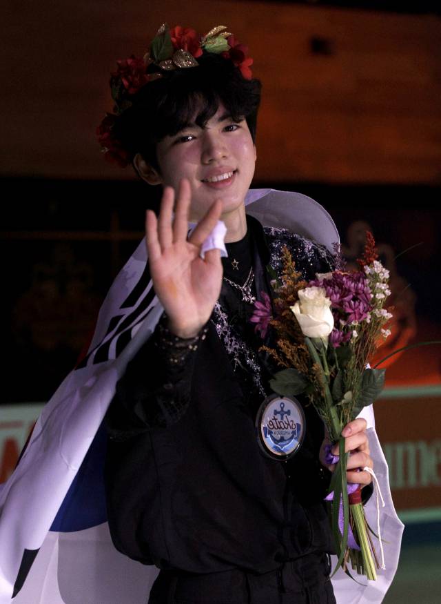 시상식에서 태극기를 두른 채 인사하는 차준환. EPA연합뉴스