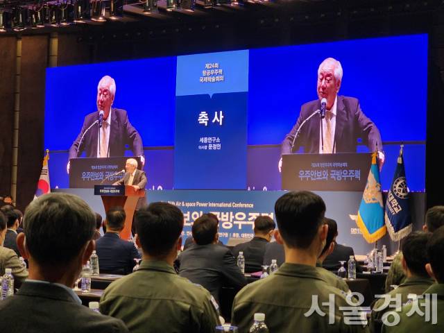 문정인 세종연구소 이사장이 지난 19일 웨스틴조선 서울호텔에서 연세대 항공우주전략연구원(ASTI) 주관으로 열린 '제 24회 항공우주력 국제학술대회'에서 축사를 하고 있다. 민병권기자