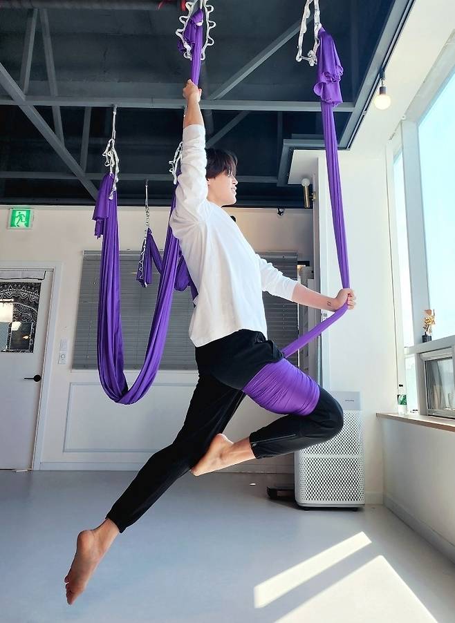 '못하는 걸 못하는' 방탄소년단 지민, 천사요정의 플라잉 요가..'국대급 맹활약'