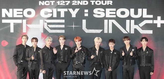 NCT 127(엔시티 127)이 23일 오후 서울 송파구 올림픽주경기장에서 진행된 두 번째 월드 투어의 서울 스페셜 공연 'NEO CITY : SEOUL - THE LINK +'(네오 시티 : 서울 - 더 링크 플러스) 기자회견에 참석해 포즈를 취하고 있다.  NCT 127은 11월 4~5일 인도네시아 자카르타 ICE BSD에서 두 번째 월드 투어 'NEO CITY - THE LINK' 공연을 개최한다. 2022.10.23 /사진=김창현 기자 chmt@