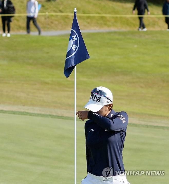 눈물 흘리는 최나연 (서울=연합뉴스) 미국여자프로골프(LPGA) 투어에서 통산 9승을 거둔 최나연(35)이 23일 고별전 무대인 강원도 원주의 오크밸리 컨트리클럽에서 열린 LPGA 투어 BMW 챔피언십 최종 4라운드의 마지막홀에서 나오며 눈물을 훔치고 있다. 2022.10.23 [BMW 코리아 제공. 재판매 및 DB 금지] photo@yna.co.kr
