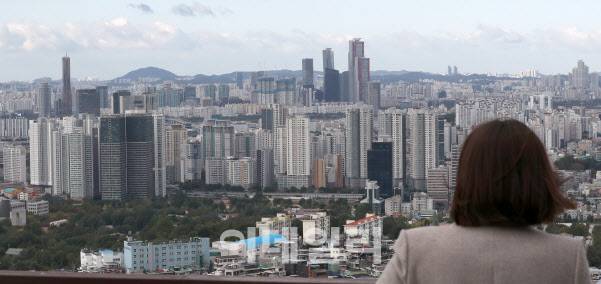[이데일리 방인권 기자]서울 남산에서 바라본 시내의 아파트의 모습