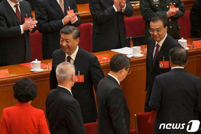 시진핑 중국 국가주석이 22일 (현지시간) 3연임을 사실상 확정한 베이징 인민 대회당에서 열린 중국 공산당 20차 당 대회의 폐막식을 마치고 리커창 총리와 퇴장을 하고 있다. ⓒ AFP=뉴스1 ⓒ News1 우동명 기자