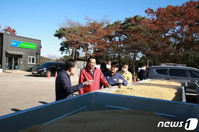 이완섭 서산시장이 지난 23일 산물벼 매입현장에서 농민들과 이야기를 나누고 있다. (서산시 제공) /뉴스1