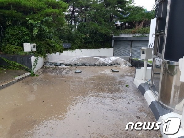 경북 포항시가 국지성 호우에 대비해 앞으로 건축허가 신청시 차수판을 의무적으로 설치하도록 했다..사진은 롯데백화점 포항점에 설치된 차수판 모습.(포항시제공)2022.10.24/뉴스1