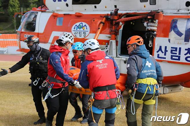 산림청 산림항공본부는 지난 23일 경북 의성군에서 ‘제11회 민‧관 합동 산악구조경진대회’를 개최했다. (산림청 산림항공본부 제공) 2022.10.24/뉴스1