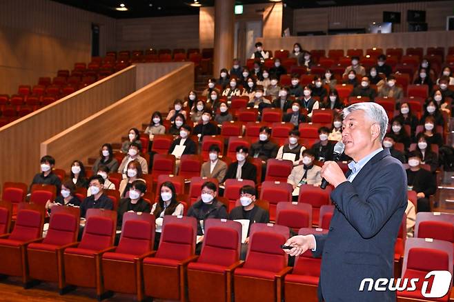 강원 정선군이 24일 정선군문화예술회관에서 신규 공무원 역량강화 교육을 실시했다. (정선군 제공) 2022.10.24/뉴스1