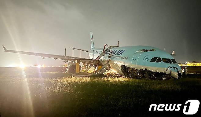 23일(현지시간) 필리핀 세부 막탄공항에서 악천후 속 착륙 후 활주로를 이탈(오버런·overrun)하는 사고가 발생한 대한항공 여객기가 동체가 파손된 채 멈춰서 있다. 24일 대한항공에 따르면 인천국제공항에서 전날 오후 6시 35분 출발해 세부 막탄 공항으로 향한 A330-300 여객기(KE631)가 착륙하는 과정에서 현지 기상 악화로 비정상 착륙했다. 악천후로 인해 이 여객기는 3번의 착륙 시도했으며, 결국 도착예정시간보다 1시간 정도 늦게 공항 착륙에 성공했지만, 활주로를 지나 수풀에서 멈춰 섰다. 당시 여객기에는 승객 162명과 승무원 11명이 타고 있었지만, 현재까지 인명 피해는 없는 것으로 파악됐다. 그러나 여객기 바퀴와 동체 일부가 파손됐다. (트위터 캡처)2022.10.24/뉴스1