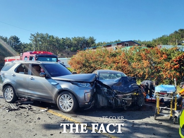 경북 포항의 한 국도에서 차량 2대가 서로 충돌하는 사고가 나 차량이 부서져 있다. /포항남부소방서 제공