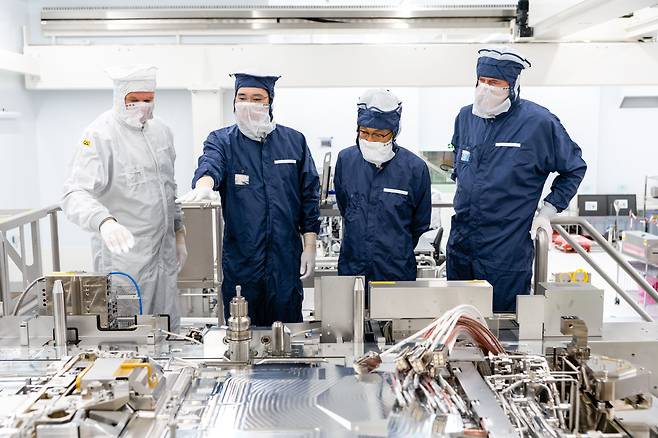 이재용(왼쪽 두번째) 삼성전자 부회장이 네덜란드 에인트호번에 있는 반도체 장비업체 ASML를 방문, 생산과정을 살펴보고 있다. /삼성전자 제공