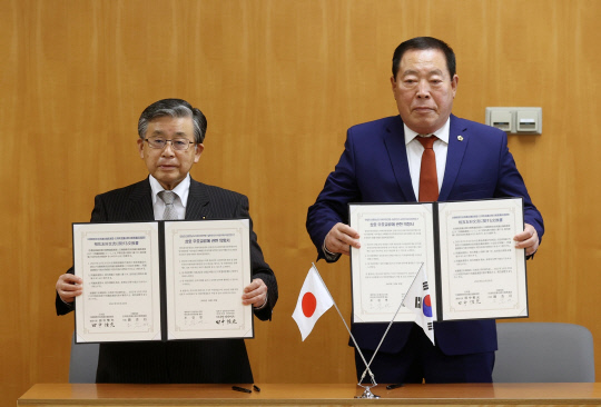 충남도의회(의장 조길연, 사진 오른쪽)는 일본 나라현의회 한일지방의회의원 친선연맹과 우호교류의향서(MOU)를 체결했다. 사진=충남도의회 제공