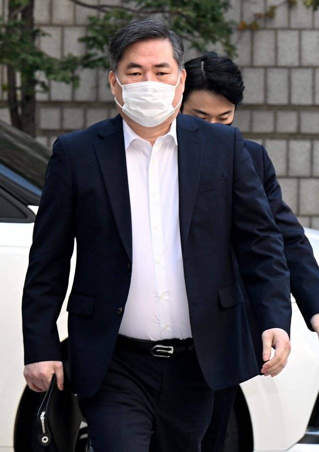 구속 기한 만료로 석방된 유동규 전 성남도시개발공사 본부장이 21일 ‘대장동 특혜 비리‘ 관련 재판을 받기위해 서울 서초구 서울중앙지방법원에 출석하고 있다. 2022.10.21. 사진공동취재단