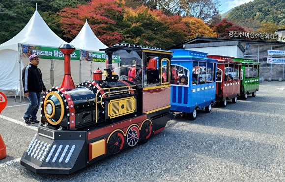 전라북도 순창군 강천산군립공원에서 운영되는 무퀘도열차가 출발 준비를 하고있다.[사진=순창군청]