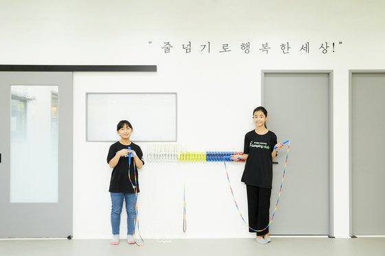 박지우(왼쪽)·홍예원 학생기자가 다양한 줄넘기 동작을 익힌 후 음악에 맞춰 동작을 응용하는 음악줄넘기에 도전했다.