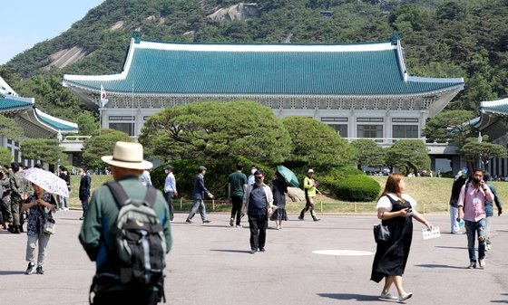 청와대 본관 내부와 대통령 관저 건물. 뉴스1