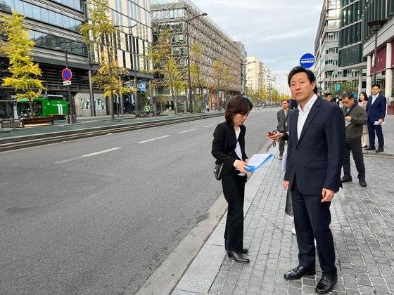 오세훈 서울시장(오른쪽)이 송현정 파리건축학교 교수(왼쪽)로부터 리브고슈 재건축 과정에 대한 설명을 듣고 있다. 파리(프랑스)=문희철 기자