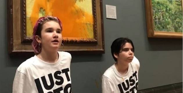 환경단체 '저스트 스탑 오일'의 활동가들이 빈센트 반 고흐의 '해바라기'에 토마토 수프를 끼얹은 뒤 시위를 벌이고 있다. /가디언