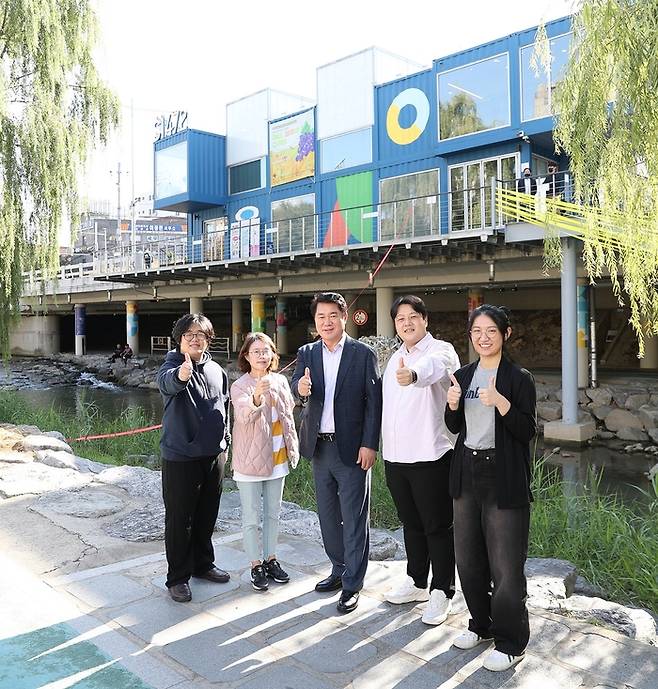 박준희 관악구청장(사진 가운데)이 서울 관악구에 마련된 복합문화공간 관천로 문화플랫폼 S1472에서 청년들과 화이팅을 외치고 있다. |관악구 제공