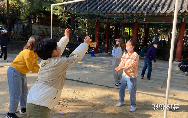 지난 23일 서울 강북구 솔밭근린공원에 생긴 팝업 놀이터에서 놀이터를 기획한 문은솔양과 문해솔양이 물줄기가 분사되는 주변에 모여 물놀이를 하고 있다. 김보미 기자