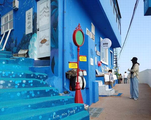 YOLO 갈맷길 6코스(영도 흰여울 한 바퀴)의 흰여울문화마을 구간 가운데 꼬막집 계단 부근.