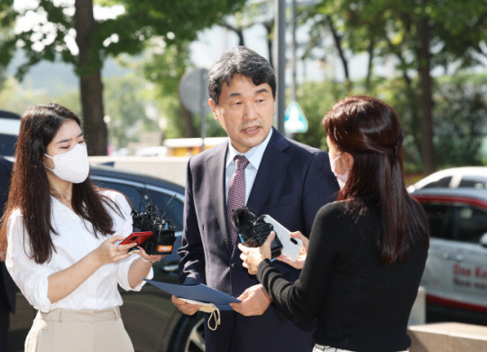 이주호 사회부총리 겸 교육부 장관 후보자가 지난 9월 30일 서울 영등포구 한국교육시설안전원에 마련된 인사청문회 준비 사무실로 처음 출근하며 취재진의 질문에 답하고 있다. 연합뉴스