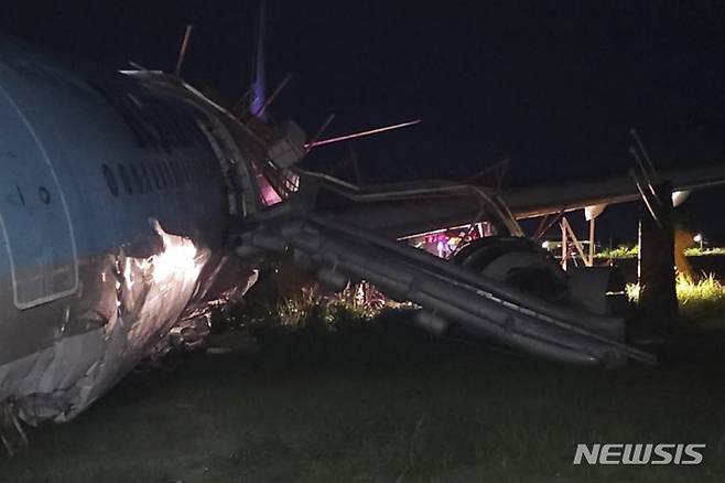 [세부=AP/뉴시스] 필리핀 민간항공청이 제공한 사진에 24일(현지시간) 대한항공 여객기가 필리핀 중부 세부 막탄 국제공항에서 활주로를 지나쳐 파손돼 있다. 인천공항에서 23일 오후 출발한 대한항공 KE631 여객기가 24일 늦은 시각 현지 기상 악화로 3차례 착륙 시도 끝에 활주로를 지나쳐 착륙해 파손됐으며 탑승자 173명 전원은 무사한 것으로 알려졌다. 2022.10.24.