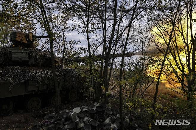 [바흐무트=AP/뉴시스] 2일(현지시간) 우크라이나 바흐무트에서 우크라이나군의 T-64 전차가 러시아 진영을 향해 발포하고 있다. 2022.10.03.