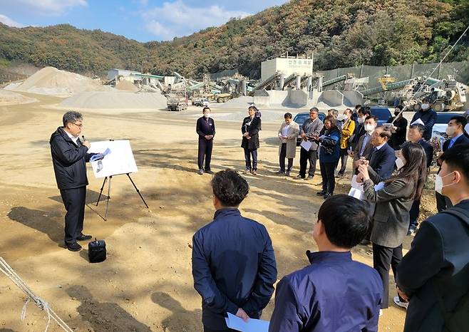 [대전=뉴시스] 임상섭 산림청 차장이 24일 제6차 산림분야 규제혁신 TF 현장토론에서 산림청의 규제완화정책에 대해 소개하고 있다. *재판매 및 DB 금지