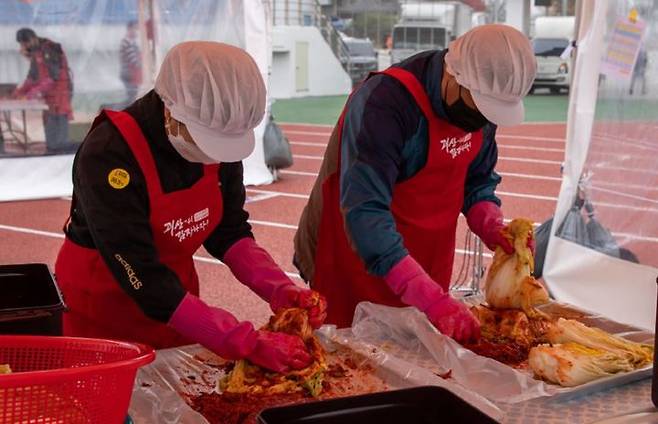 [괴산=뉴시스] 김장체험. (사진=괴산군 제공) photo@newsis.com *재판매 및 DB 금지