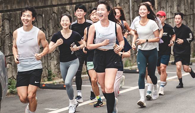 최혜인씨(맨앞 오른쪽)가 러닝 크루와 함께 힘차게 달리기를 하고 있다. 사진제공=최혜인씨 @run._.hyein