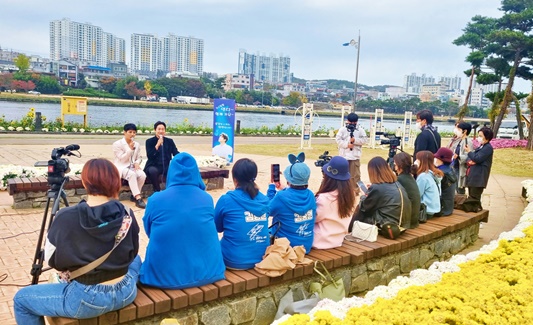 10월21일 영천시는 영천강변공원에서 유튜브 채널 '별별영천' 싱포유 in 영천 버스킹 공연을 하고 있다.ⓒ영천시