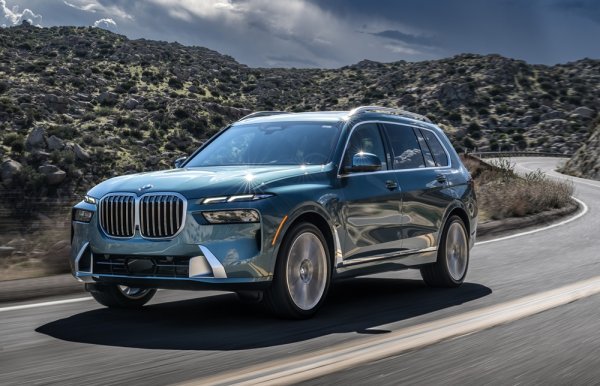 BMW의 플래그십 SAV인 뉴 X7이 카리스마 넘치면서도 더욱 모던해진 디자인과 강력하고 효율적인 파워트레인으로 무장하고 수입 
대형 SUV 시장을 뒤흔들 준비를 마쳤다. 국내 시장에는 올해 연말 출시될 예정이다. 사진제공｜BMW코리아