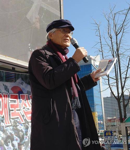 집회에서 연설하는 조갑제 [연합뉴스 자료사진]