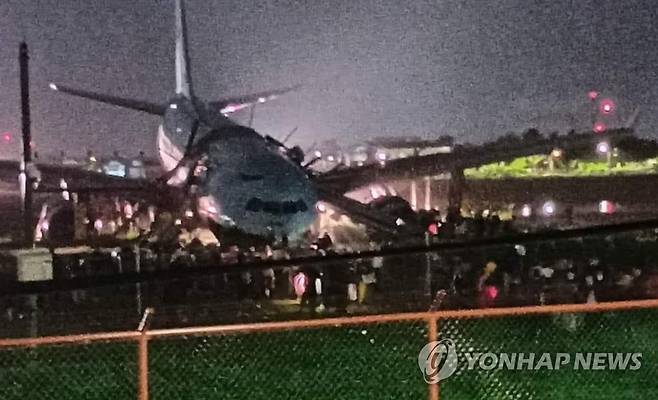 대한항공 여객기, 세부공항서 활주로 이탈사고 (서울=연합뉴스) 필리핀 세부 막탄공항에서 대한항공 여객기가 착륙 후 활주로를 이탈(오버런·overrun)하는 사고가 발생했다. 24일 대한항공에 따르면 인천국제공항에서 출발해 세부 막탄 공항으로 향한 A330-300 항공기가 현지 기상 악화로 비정상 착륙했다. 2022.10.24 [트위터 캡처. 재판매 및 DB 금지] photo@yna.co.kr