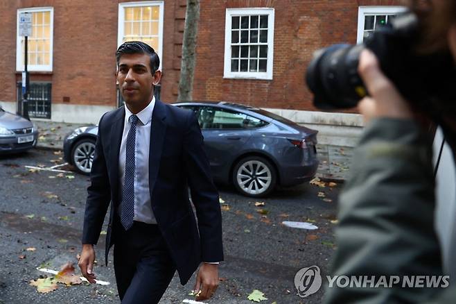 영국 차기 총리에 리시 수낵 전 재무장관 (런던 로이터=연합뉴스) 영국 보수당 대표 및 총리 선거에 단독출마하게 된 리시 수낵 전 재무장관이 24일(현지시간) 선거운동 본부에 들어가고 있다. 2022.10.24 photo@yna.co.kr