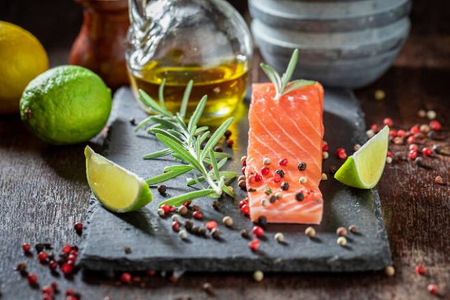 생선과 올리브오일은 노화를 늦추는데 좋은 식품으로 꼽힌다. [사진=게티이미지뱅크]