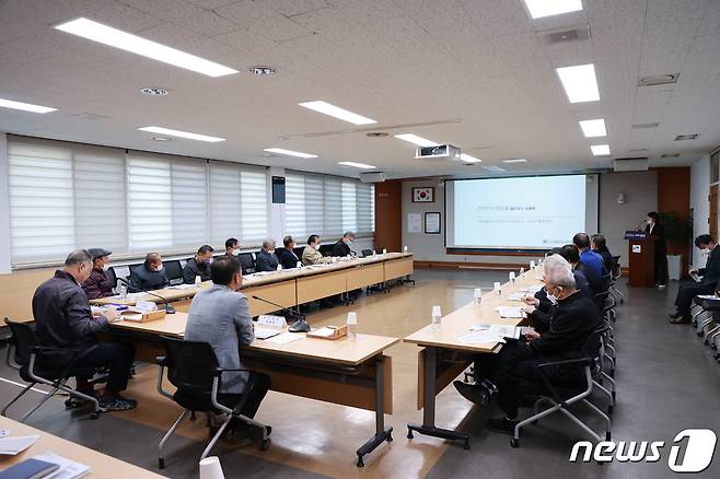 25일 전북 진안군이 상황실에서 ‘진안지역 전동흘장군 조사연구 성과보고회’를 갖고 있다.(진안군제공)2022.10.25/뉴스1