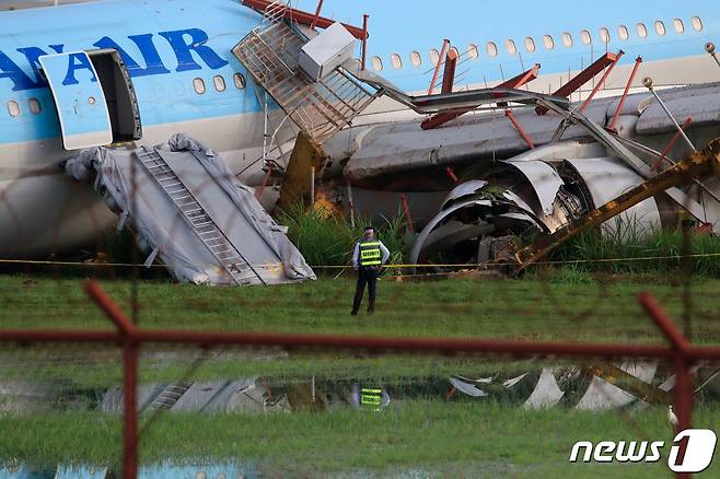 24일(현지시간) 173명이 탑승한 대한항공 여객기(KE631)가 필리핀 세부 막탄공항에서 악천후로 착륙 후 활주로를 이탈하는 사고가 발생한 모습이 보인다. ⓒ AFP=뉴스1 ⓒ News1 우동명 기자
